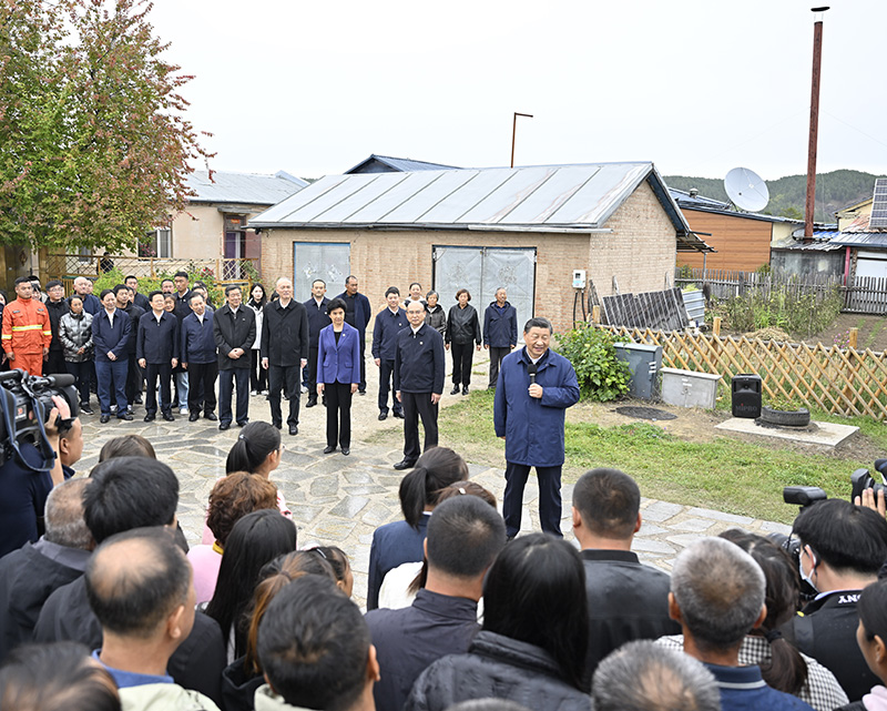 9月6日至8日，中共中央總書(shū)記、國(guó)家主席、中央軍委主席習(xí)近平在黑龍江考察。這是6日下午，習(xí)近平在大興安嶺地區(qū)漠河市北極村考察時(shí)，同當(dāng)?shù)厝罕娪H切交流。